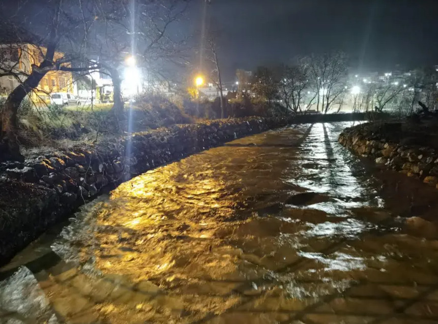 Κακοκαιρία «Διομήδης» – Σαρώνει σε Βόρεια Εύβοια και Θεσσαλία – Αποκλεισμένα χωριά και απαγορευτικό απόπλου