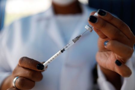 Κορωνοϊός – Από… περιέργεια πήρε φιαλίδιο με δόσεις εμβολίου 62χρονη στο κέντρο Υγείας Σερβίων