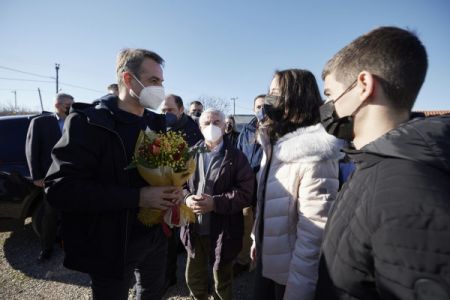 Μητσοτάκης από πτηνοτροφική μονάδα στα Μέγαρα – Στήριξη στους παραγωγούς για όσο διαρκέσει η ενεργειακή κρίση