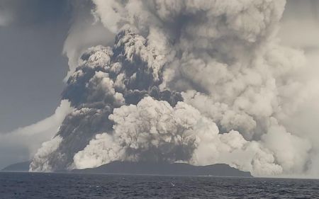 Τόνγκα – Έκρηξη ηφαιστείου – Προειδοποίηση για τσουνάμι