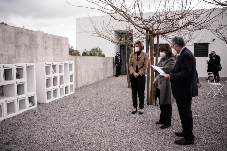 Σακελλαροπούλου – Επισκέφθηκε το Κέντρο Αποτέφρωσης Νεκρών στη Ριτσώνα | tovima.gr