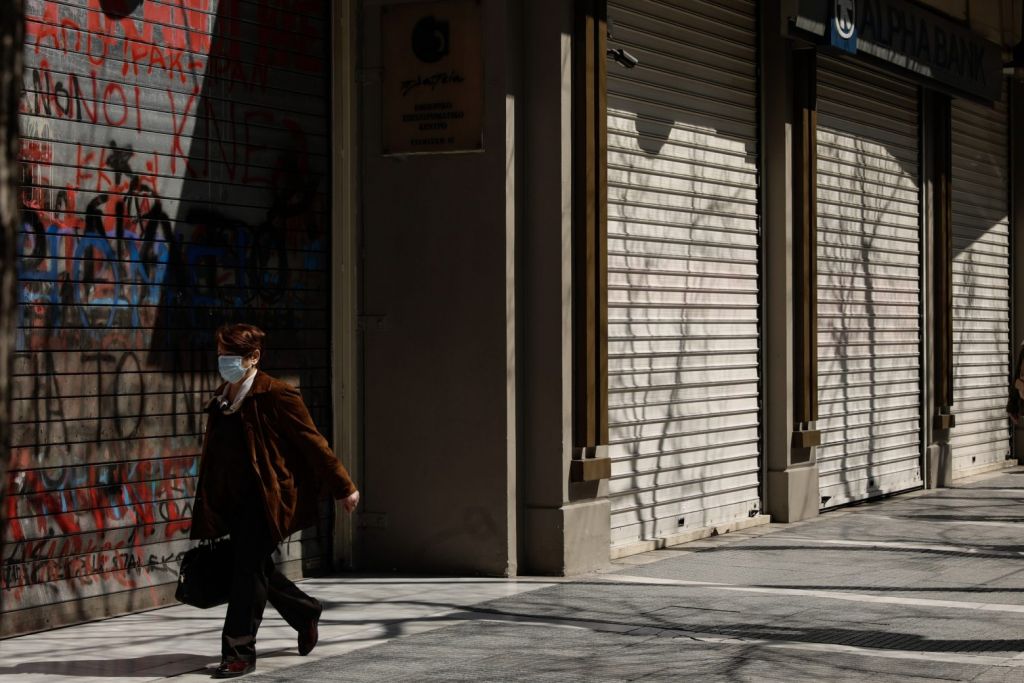 Οικονόμου – Συγκρατημένη αισιοδοξία από την απότομη πτώση των κρουσμάτων – Τι είπε για χαλάρωση μέτρων