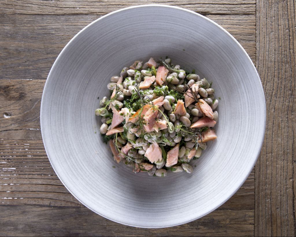 Χάντρες σαλάτα με καπνιστή πέστροφα