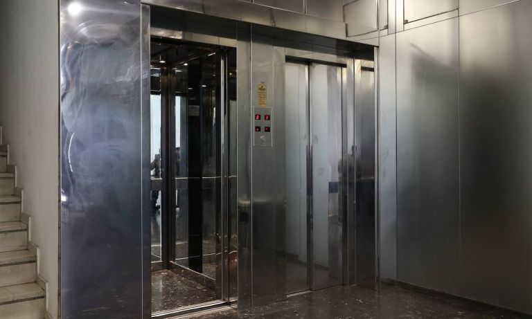 Εφιάλτης για δύο παιδιά που εγκλωβίστηκαν σε ασανσέρ | tovima.gr