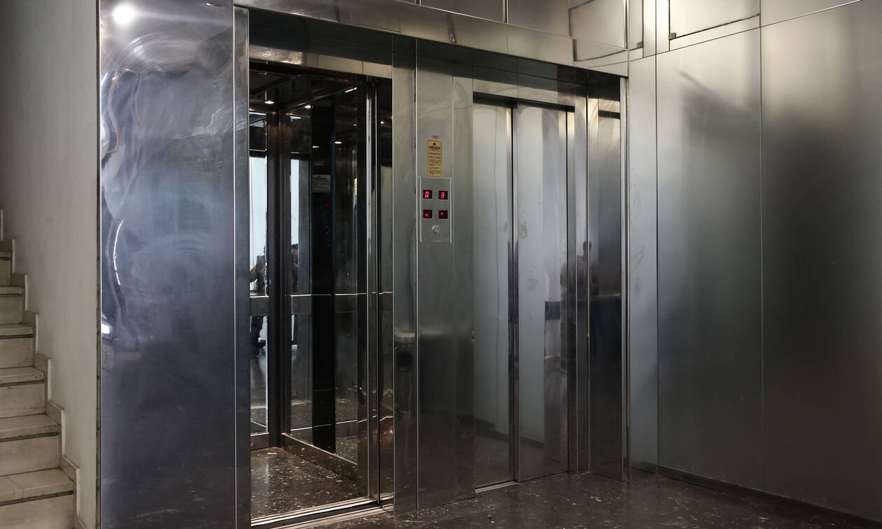 Εφιάλτης για δύο παιδιά που εγκλωβίστηκαν σε ασανσέρ