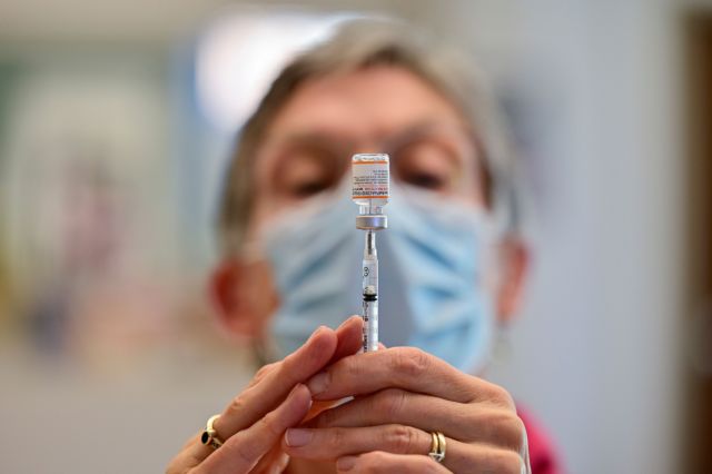 Καταγγελία στο MEGA – Έχει ζητήσει κατ’ οίκον εμβολιασμό για την 94χρονη μητέρα της και την έχουν στο… περίμενε