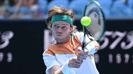 Άνετη νίκη για Ρούμπλεφ, αποσύρθηκε ο Ρουντ