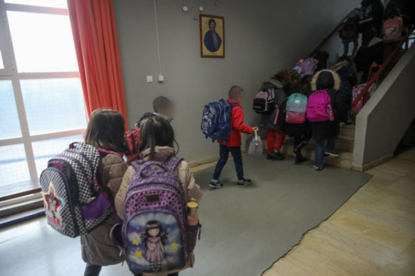 Σχολεία – Ενα στα τέσσερα κρούσματα είναι μαθητής – Τι φοβούνται οι επιστήμονες | tovima.gr