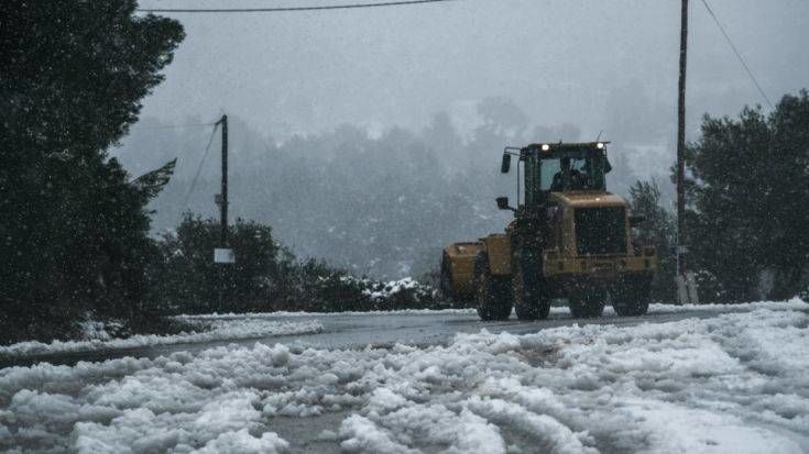 Κακοκαιρία – Διεκόπη η κυκλοφορία στη Λεωφόρο Πάρνηθος λόγω χιονόπτωσης