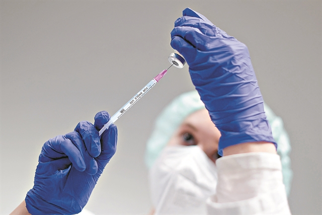 «Ζουμ» στην ασφάλεια των εμβολίων | tovima.gr