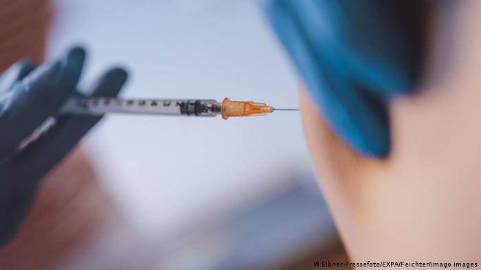 Όταν μη εμβολιασμένοι νιώθουν παρενέργειες του εμβολίου! | tovima.gr