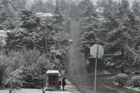 Η «Ελπίδα» έφερε χιόνια στην Πάρνηθα – Ποιοι δρόμοι είναι κλειστοί