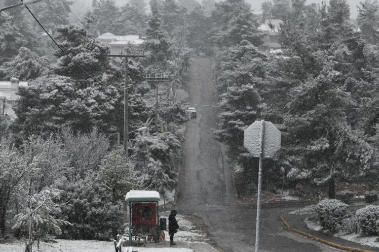 Η «Ελπίδα» έφερε χιόνια στην Πάρνηθα – Ποιοι δρόμοι είναι κλειστοί | tovima.gr