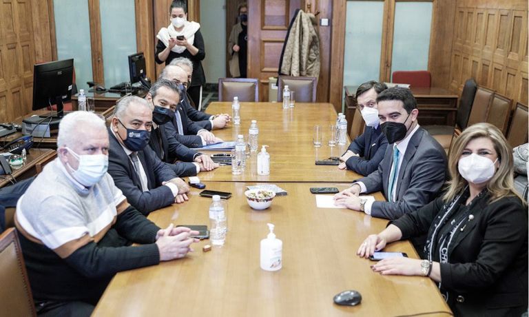 ΚΙΝΑΛ: Συναντήσεις της κοινοβουλευτικής ομάδας με τους κοινωνικούς εταίρους για την ακρίβεια | tovima.gr