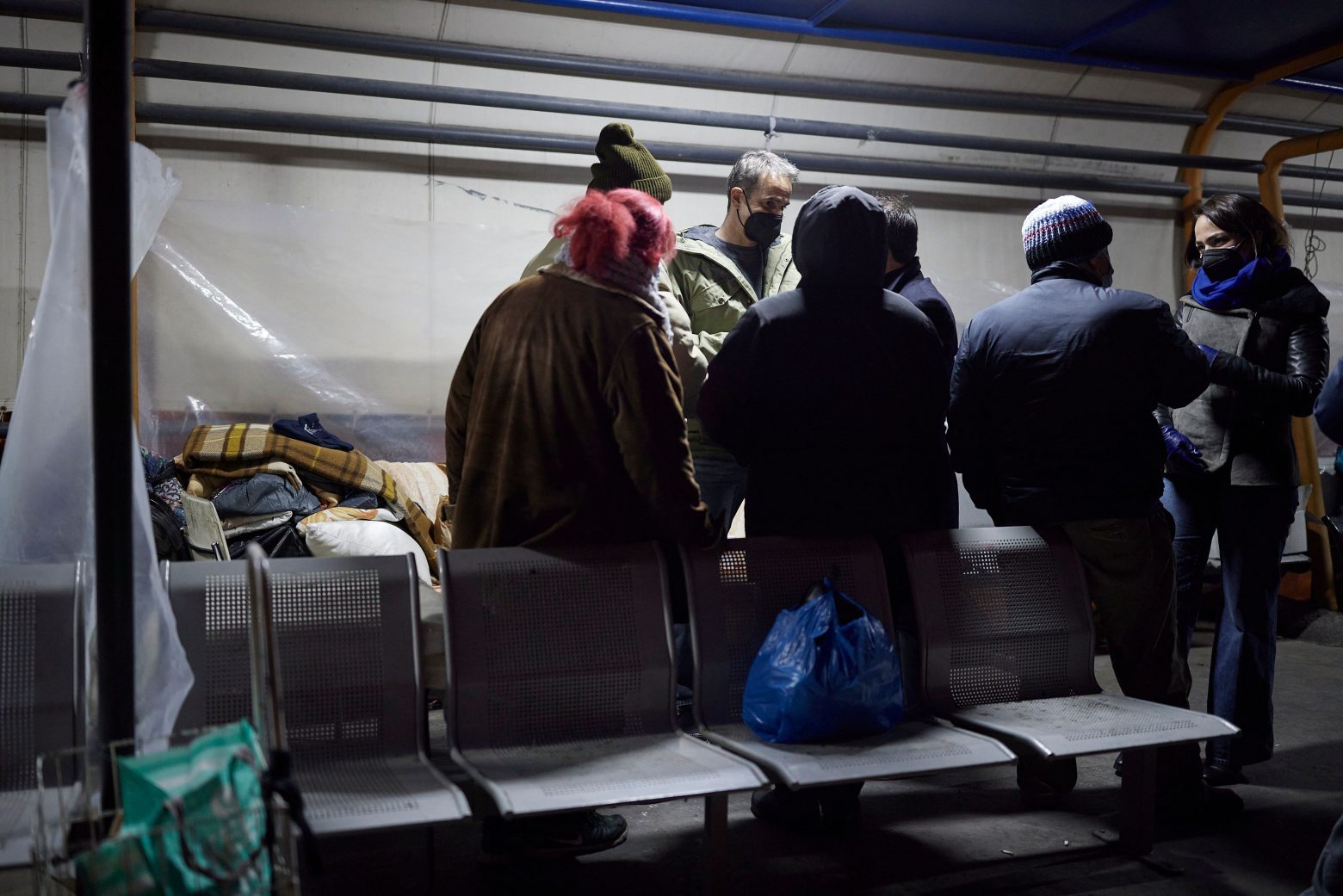 Κυριάκος Μητσοτάκης: Κοντά στους αστέγους στο λιμάνι του Πειραιά