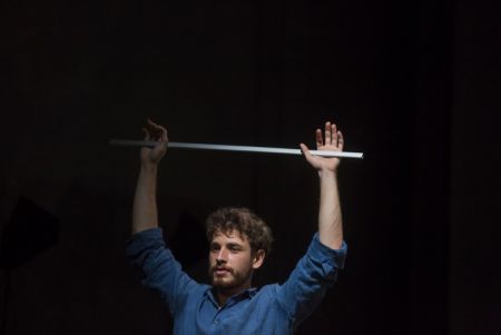 Τζεμ Γιίτ Ουζούμογλου – Από το Netflix στη «Δημοκρατία του Μπακλαβά»