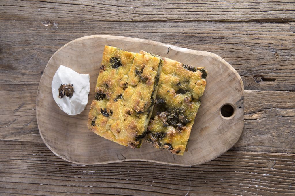 Μπλατσαριά με μανιτάρια και γαλοτύρι