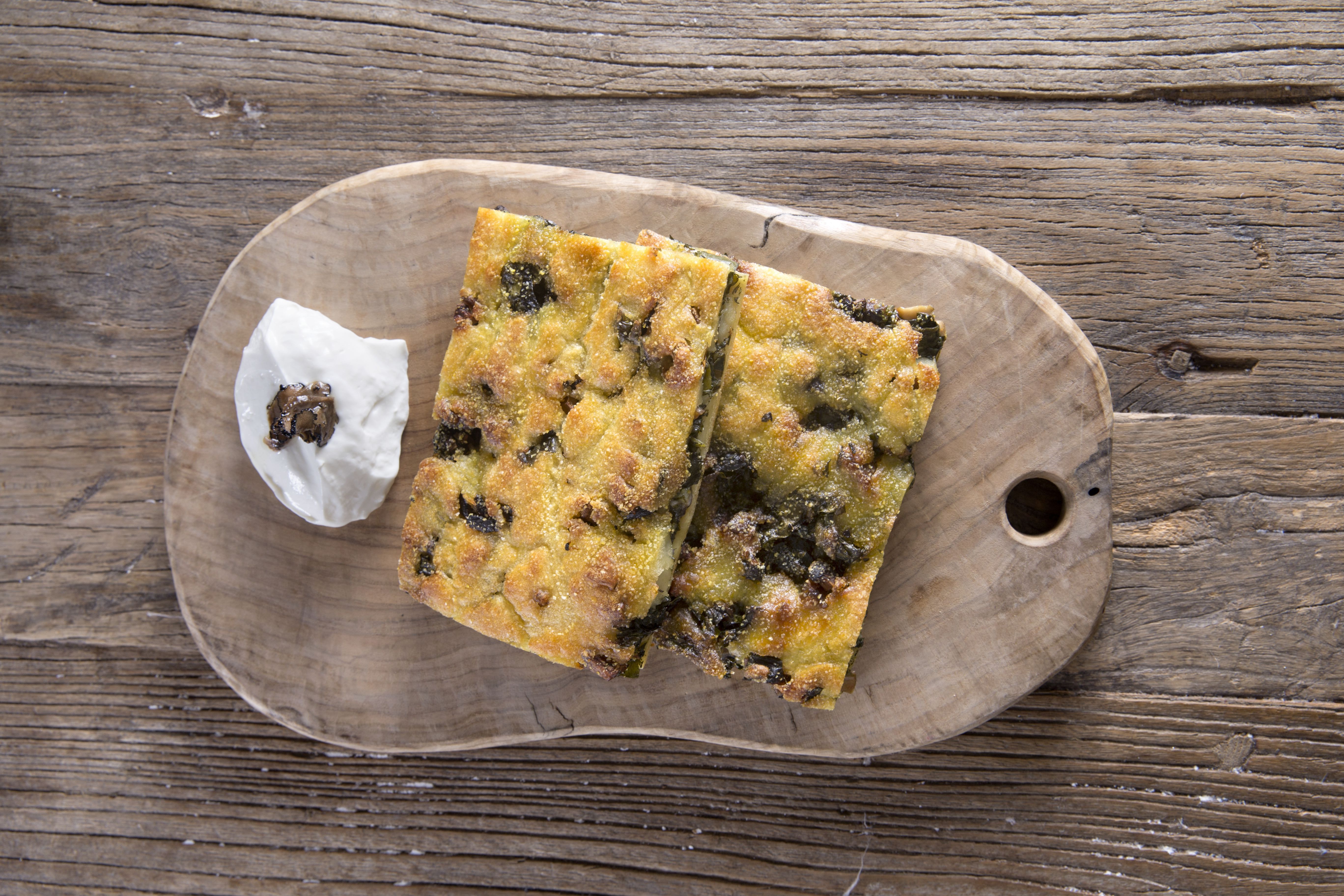 Μπλατσαριά με μανιτάρια και γαλοτύρι