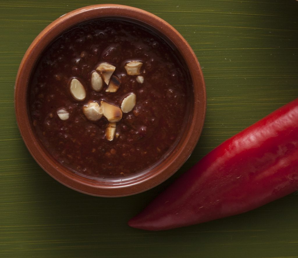 Ζεστή πέστο με πιπεριά Φλωρίνης