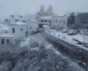 Πρωτόγνωρη ομορφιά: Οι Κυκλάδες θάφτηκαν στο χιόνι – Στα λευκά Κύθνος, Σύρος, Τήνος, Μύκονος, Νάξος, Αμοργός [εικόνες] | tovima.gr