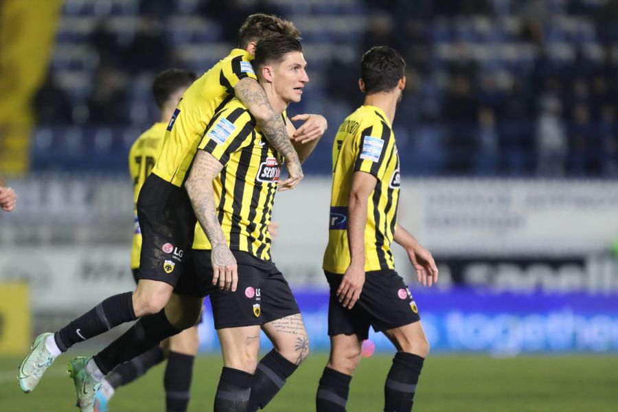 Ατρόμητος – ΑΕΚ (0-2): Πέρασε από το Περιστέρι, οργή (και) για τους Ελληνες διαιτητές