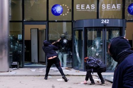 Βρυξέλλες: Αντιεμβολιαστές βανδάλισαν το κτήριο της ΕΕ