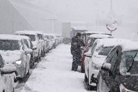 Snowstorm chaos: Drivers trapped for over seven hours on Attiki Odos, government blames motorway company, calls in army