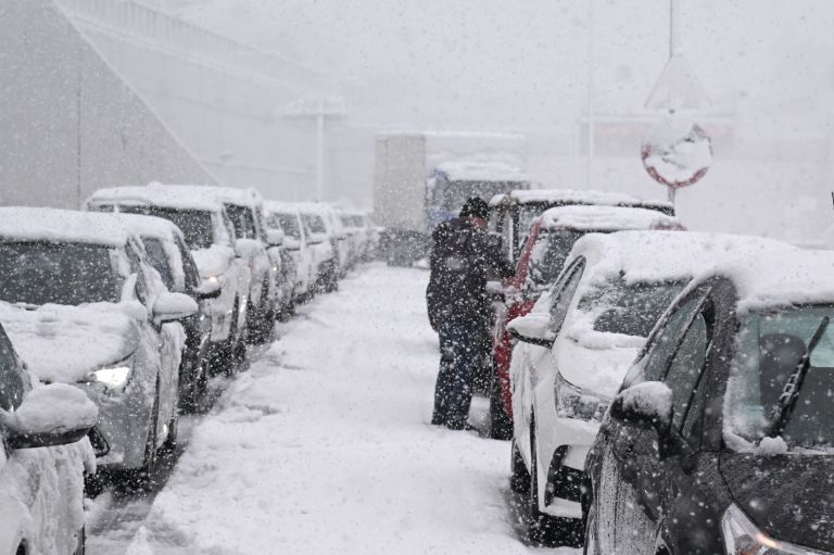 Snowstorm chaos: Drivers trapped for over seven hours on Attiki Odos, government blames motorway company, calls in army | tovima.gr