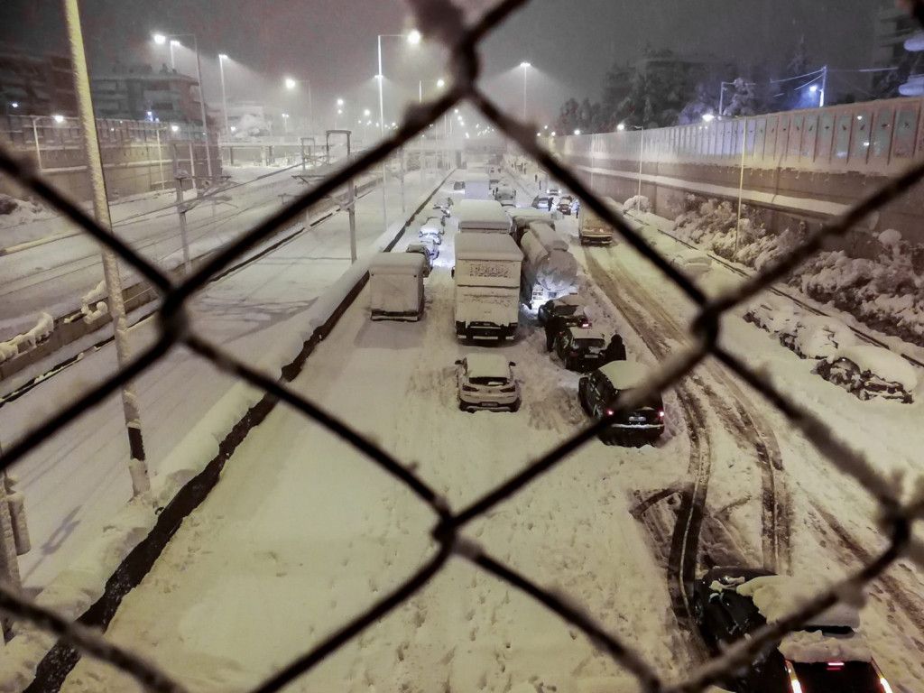 Κακοκαιρία: «Μπαλάκι» οι ευθύνες για το φιάσκο της Αττικής Οδού