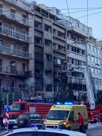 Εκρηξη στη Συγγρού: Τραυματίας σε σοβαρή κατάσταση μεταφέρεται στο Λαϊκό νοσοκομείο