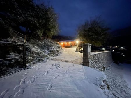 Καταγγελία στο MEGA: «Είμαστε 36 ώρες χωρίς ρεύμα – Ανάβουμε κεριά για να ζεστάνουμε τα χέρια μας»