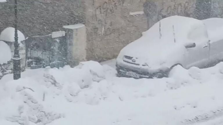 Κρήτη: Έντονες χιονοπτώσεις, μάχη για να μείνουν ανοιχτοί οι δρόμοι – Σώος ο κτηνοτρόφος που είχε εγκλωβιστεί | tovima.gr