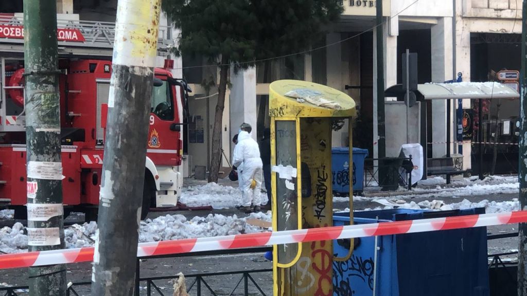 Έκρηξη στη Συγγρού: Παραμένει ακόμα κλειστός ο δρόμος – Ελέγχουν τζαμαρίες και το δίκτυο φυσικού αερίου μετά την έκρηξη