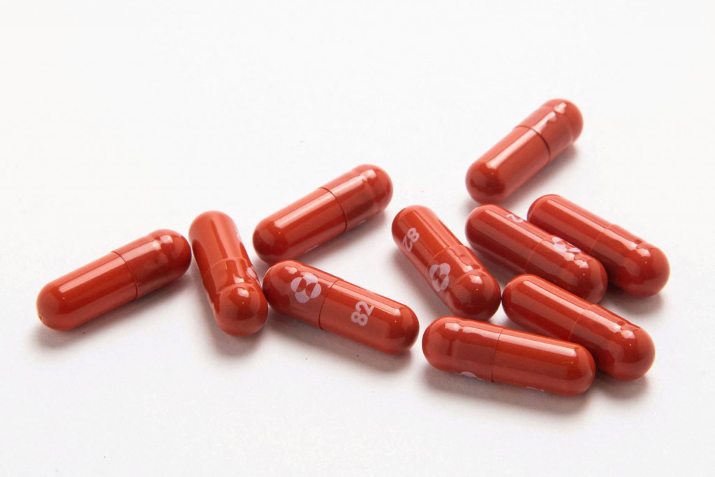 Κορωνοϊός: Τα αντιικά χάπια «δουλεύουν» εξίσου καλά κατά της Όμικρον, αλλά τα μονοκλωνικά πολύ λιγότερο