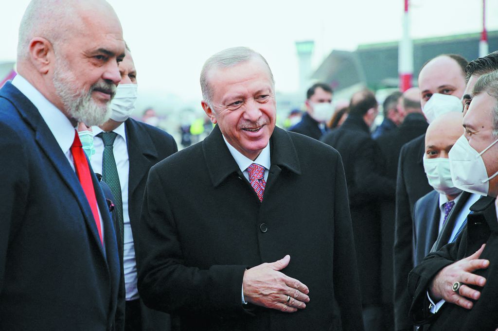 Ο Ερντογάν δημιουργεί ερείσματα στην Αλβανία