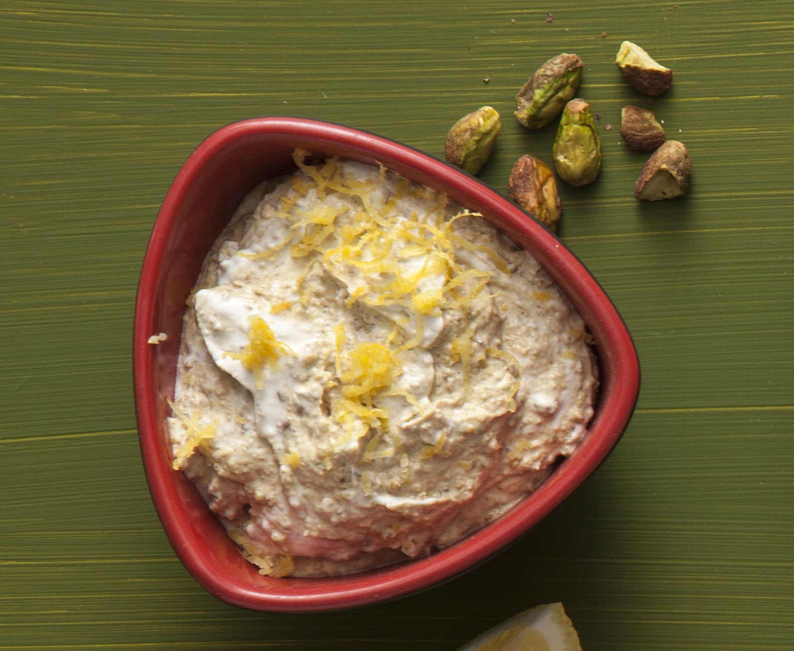 Σάλτσα γιαουρτιού με φιστίκια Αιγίνης