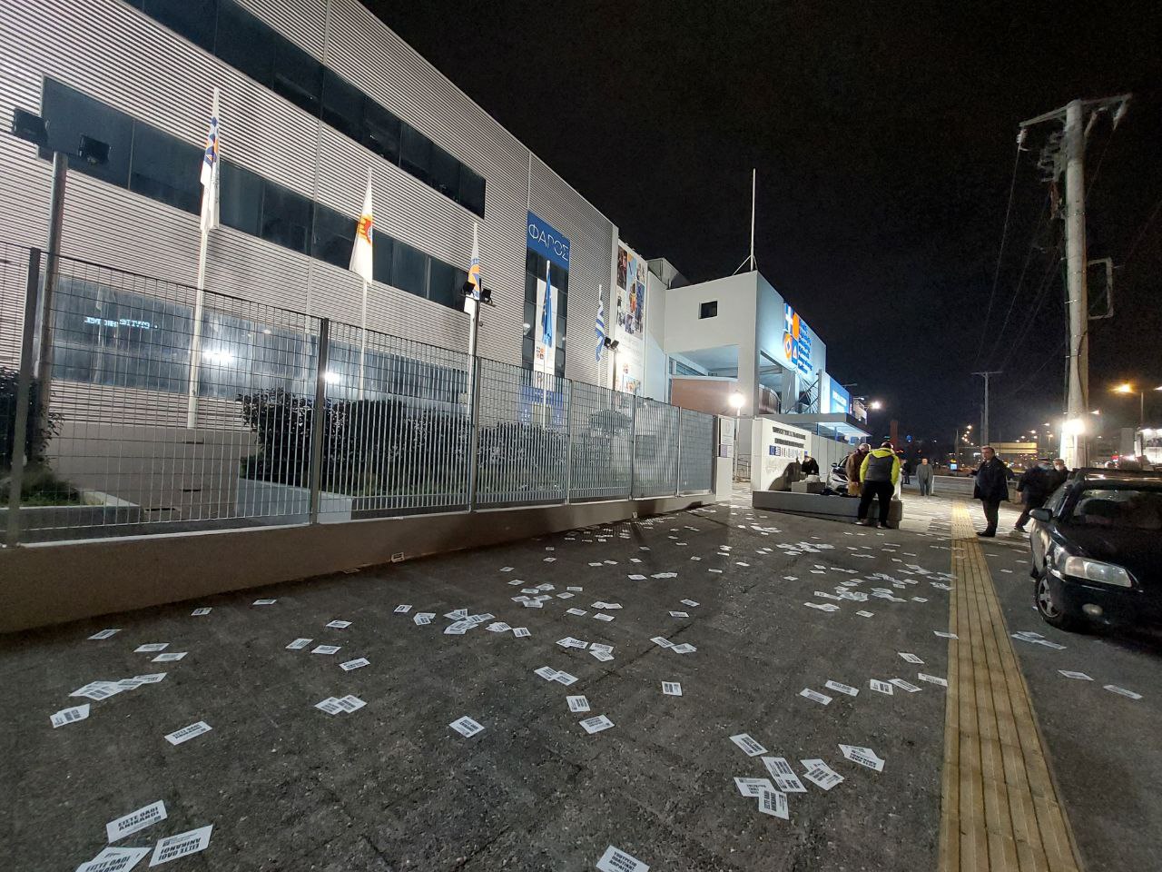 Ρουβίκωνας: Πέταξε τρικάκια στο κτίριο της Πολιτικής Προστασίας [Εικόνες]