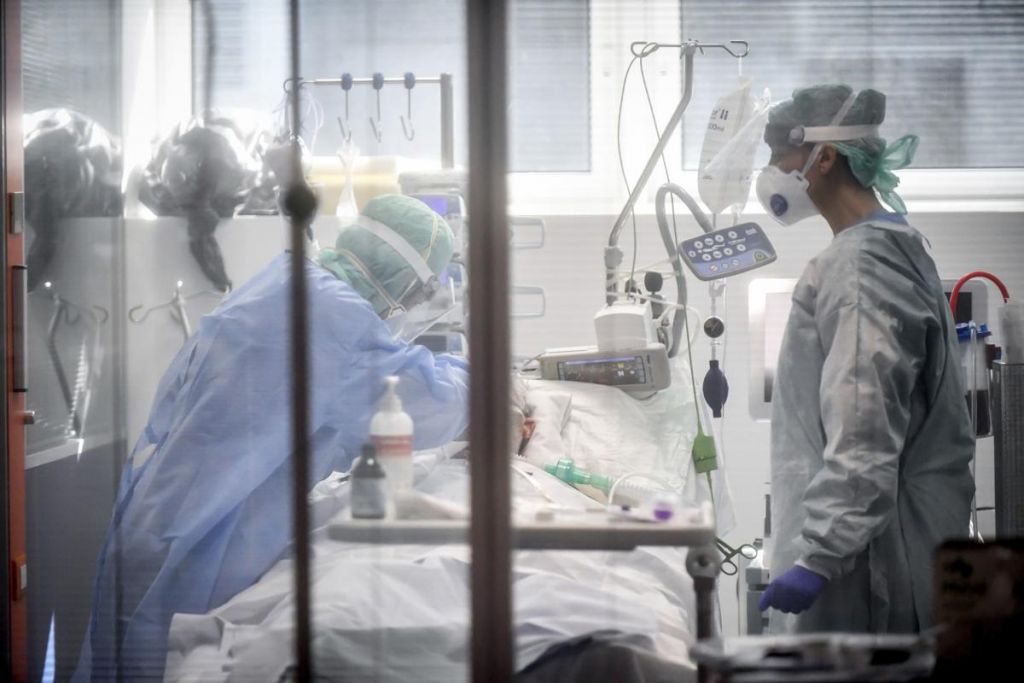 Κορωνοϊός – Τζανάκης: Οι τέσσερις λόγοι για την αύξηση των θανάτων