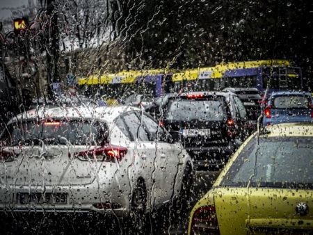Κίνηση: Η βροχή ταλαιπωρεί τους οδηγούς – Δείτε πού υπάρχουν προβλήματα