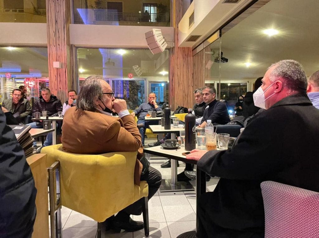 Συγκέντρωση Ρουβίκωνα έξω από καφετέρια που μιλούσε ο Μπακογιάννης