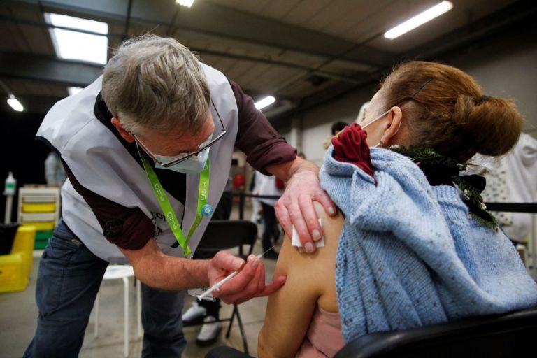Κορωνοϊός: Πόσο μειώνεται ο κίνδυνος θανάτου μετά την τρίτη δόση εμβολίου | tovima.gr