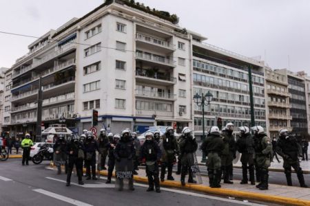 Επεισόδια σε πορεία στο κέντρο της Αθήνας – Μία προσαγωγή