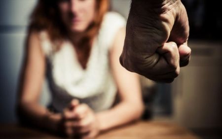 Ενδοοικογενειακή βία: Πάτησαν το «κουμπί πανικού» 48 γυναίκες