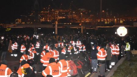 Λιμάνι Πειραιά: Απεργούν οι εργαζόμενοι στην Cosco – ΜΑΤ στο σημείο