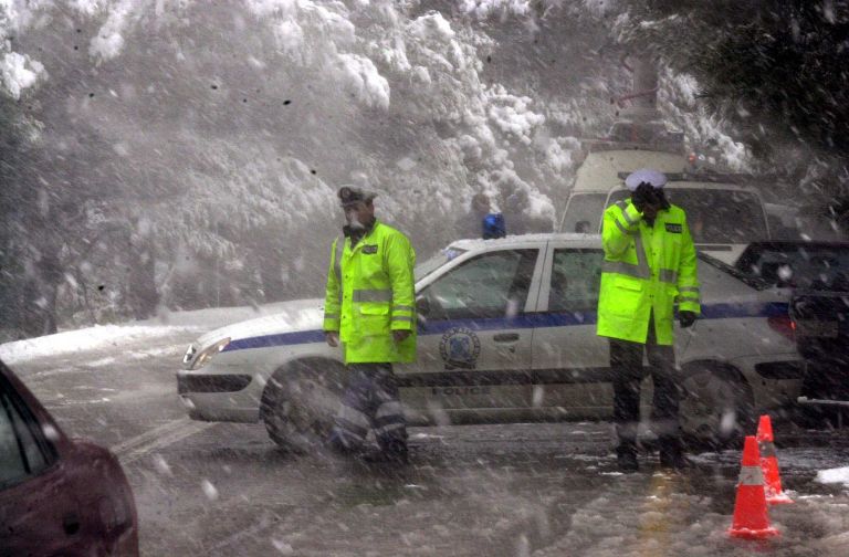 Κακοκαιρία: Διακοπή της κυκλοφορίας οχημάτων στη λεωφόρο Πάρνηθας λόγω χιονόπτωσης | tovima.gr