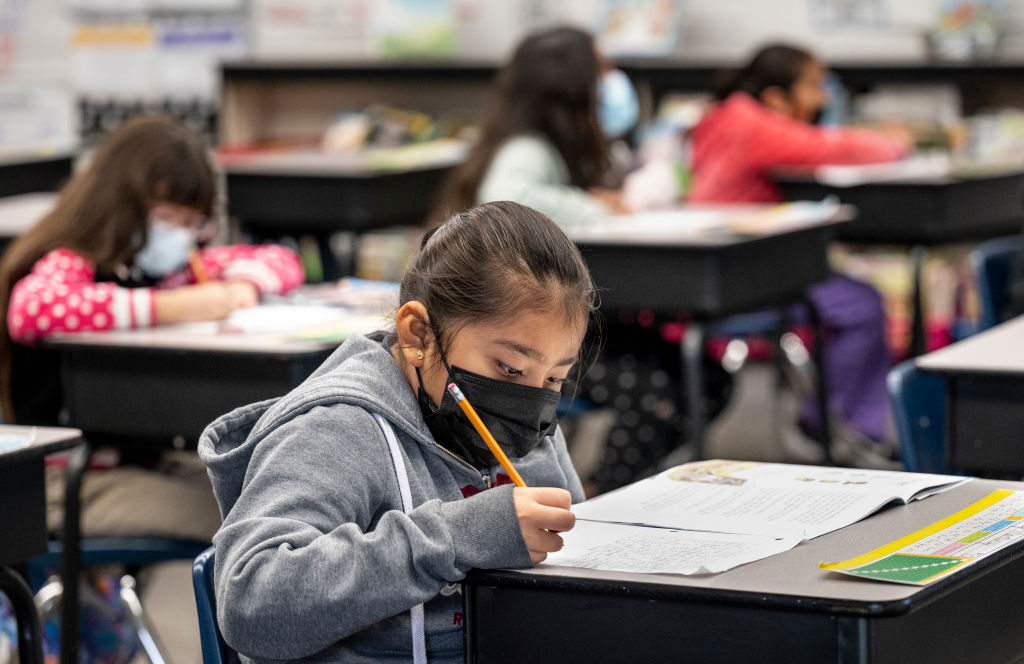 ΗΠΑ: Καταργούν τις μάσκες στα σχολεία