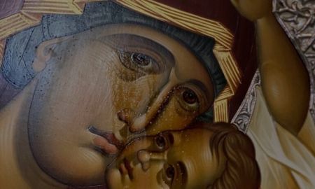 Βύρωνας: Συνεχίζει να δακρύζει η εικόνα της Παναγίας ενάμιση χρόνο μετά