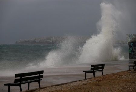 Καιρός: Θυελλώδεις άνεμοι και σήμερα – Ανεβαίνει η θερμοκρασία