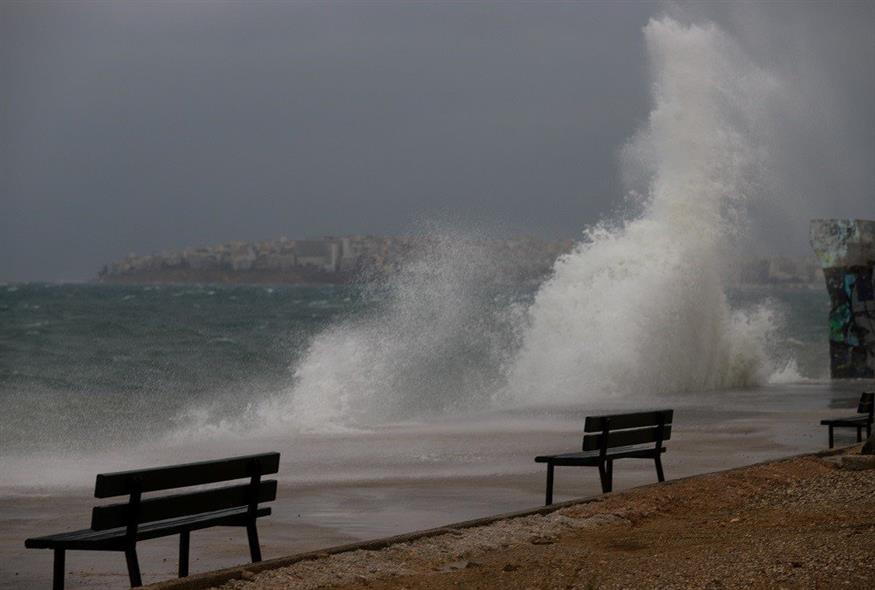 Καιρός: Θυελλώδεις άνεμοι και σήμερα – Ανεβαίνει η θερμοκρασία