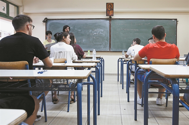 Πανελλαδικές εξετάσεις: Μείωση εξεταστέας ύλης ζητούν οι εκπαιδευτικοί | tovima.gr